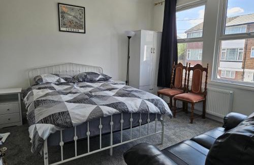 West Thornton House | Spacious 5 bedroom and 5 bathroom home in Croydon