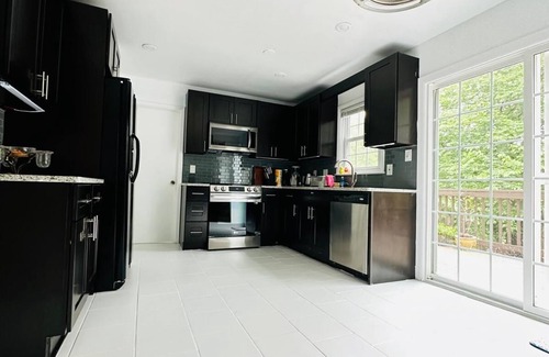 Groveton House | Spacious 5-bedroom house in brilliant Alexandria with fitness room, WiFi