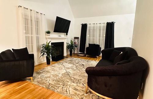 Groveton House | Spacious 5-bedroom house in brilliant Alexandria with fitness room, WiFi