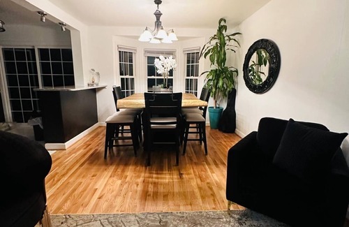 Groveton House | Spacious 5-bedroom house in brilliant Alexandria with fitness room, WiFi