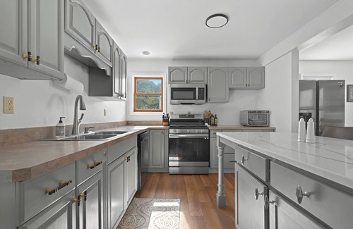 Gansevoort House | Spacious 5-bedroom house with in ground pool, pool house and pet yard. 2kitchens