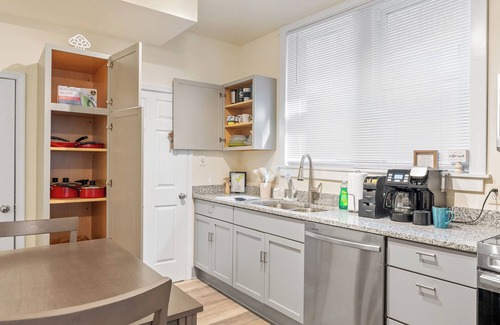 Wilmington House | Spacious 5-bedroom house in charming Wilmington with WiFi, AC