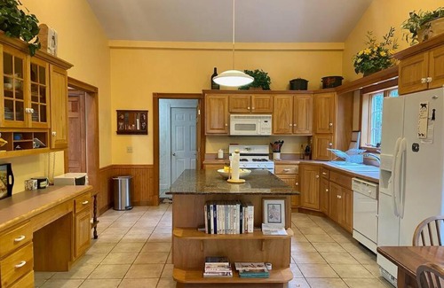 Shaftsbury House | Spacious 5 bedroom home, private mountain setting