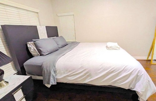 Uvalde Hotel | Spacious 5-bedroom hotel in lovely Uvalde with WiFi, AC