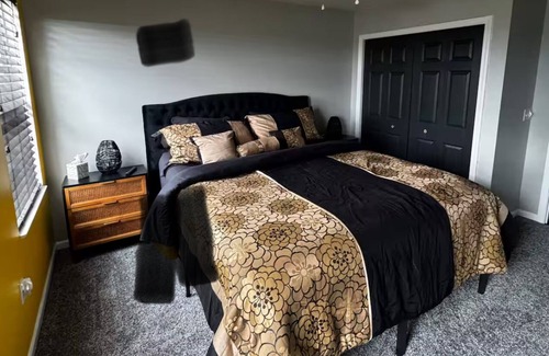 Imperial House | Spacious 5-bedroom house with WiFi, AC in fabulous Imperial
