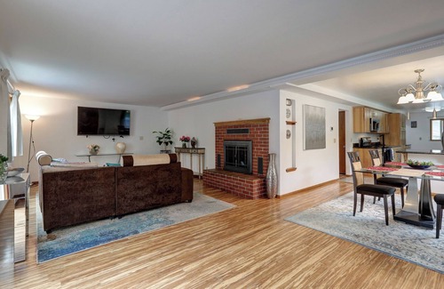 Kenmore House | Spacious 5-bedroom house in brilliant Kenmore with WiFi, AC, fitness room