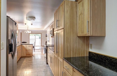 Kenmore House | Spacious 5-bedroom house in brilliant Kenmore with WiFi, AC, fitness room