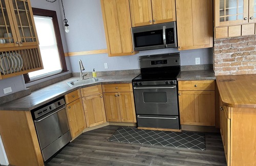 Kenosha House | Spacious 5-bedroom house in charming Kenosha with AC, WiFi