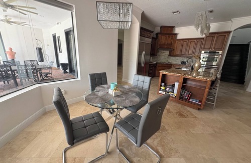 Orlando House | Spacious 5-bedroom house in marvelous Orlando with WiFi, AC