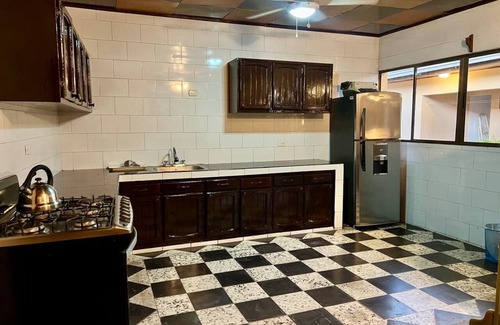 Leon House | Spacious 5-bedroom house in amazing León with AC, WiFi