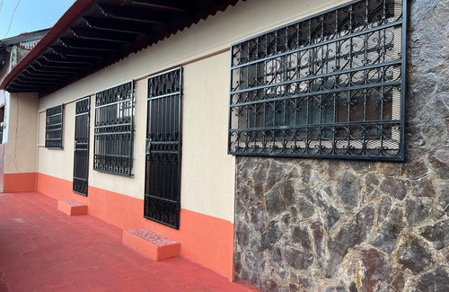 Leon House | Spacious 5-bedroom house in amazing León with AC, WiFi