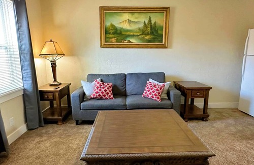 Hays House | Spacious 5-bedroom house with WiFi, AC in fabulous Hays