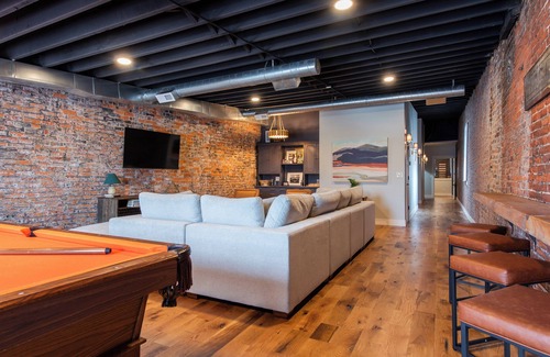 New Albany House | Spacious 5-bedroom in charming downtown New Albany, 15min to airport/Churchill