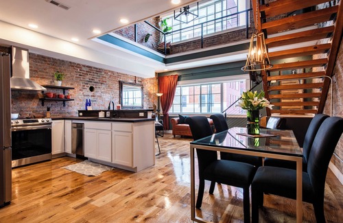 New Albany House | Spacious 5-bedroom in charming downtown New Albany, 15min to airport/Churchill