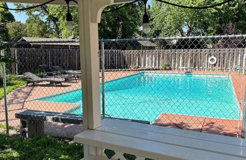 Hutchinson House | Spacious 5 bedroom Retreat with Pool & Tennis Court Near KS State Fair