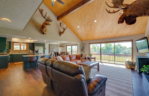 Flora Vista House | Spacious 5-bedroom House with WiFi and Central AC in Quiet Flora Vista