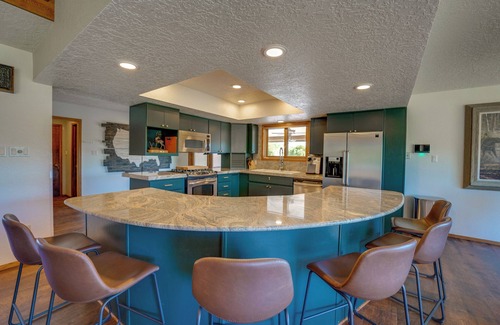 Flora Vista House | Spacious 5-bedroom House with WiFi and Central AC in Quiet Flora Vista
