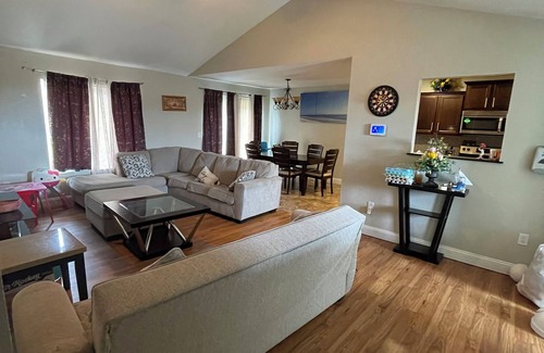 St. Robert House | Spacious 5-bedroom house with WiFi, AC in charming Saint Robert