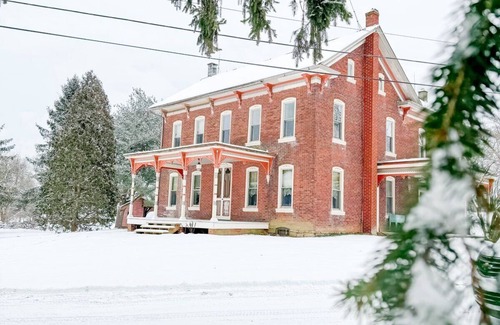 West Milton House | Spacious 5-bedroom house with AC, WiFi in charming West Milton