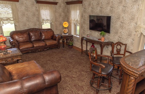 West Milton House | Spacious 5-bedroom house with AC, WiFi in charming West Milton