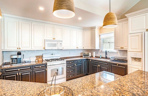 North End Condo | Spacious 5-Bedroom with Private Deck, Fireplace & Convenient Parking