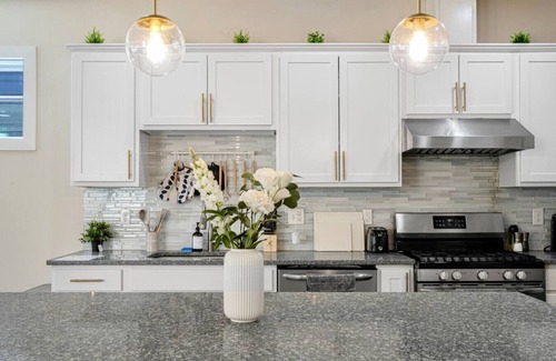 Highline House | Spacious 5B 3.5B House Near Airport & Dinning