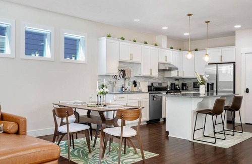 Highline House | Spacious 5B 3.5B House Near Airport & Dinning