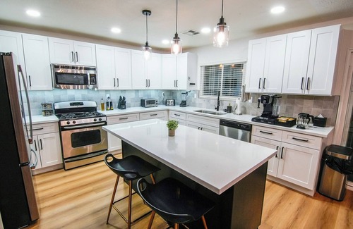 Paradise House | Spacious 5BD 12Guest home with pool & spa just mins from Strip & Airport