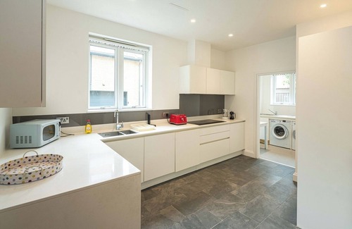 Ravenscourt Park House | Spacious 5BD Family Home in Leafy West London