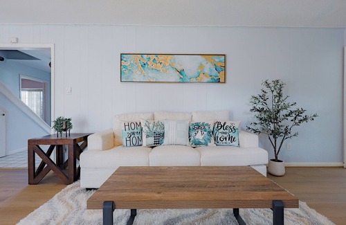 Spring Branch West House | Spacious 5BR Home - Near Memorial Mall - Sleeps 14 - Pet friendly