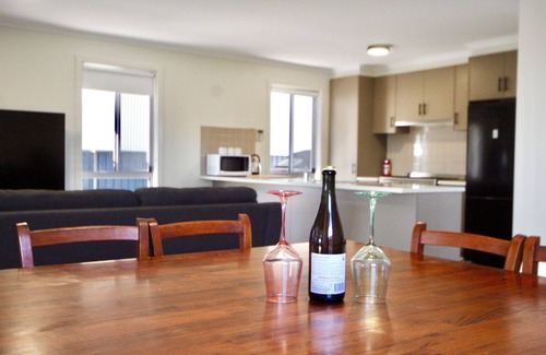 Port Victoria House | Spacious 5BR Retreat w/Ocean Views, Sleeps 13, Walking distance to the Beach