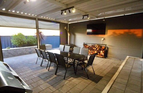 Port Victoria House | Spacious 5BR Retreat w/Ocean Views, Sleeps 13, Walking distance to the Beach