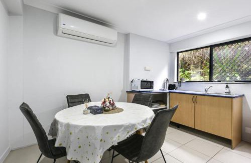 Springwood House | Spacious 5BR Retreat with Balcony Near Hotspots