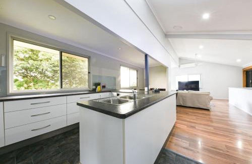 Springwood House | Spacious 5BR Retreat with Balcony Near Hotspots