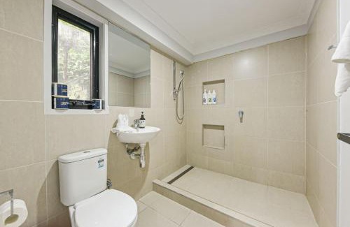 Springwood House | Spacious 5BR Retreat with Balcony Near Hotspots