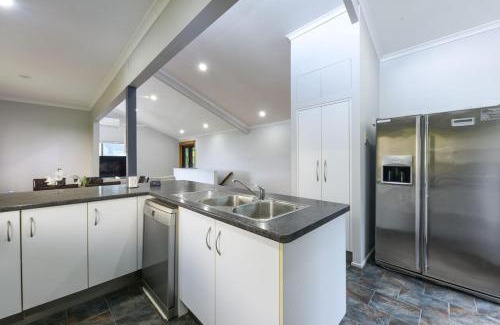 Springwood House | Spacious 5BR Retreat with Balcony Near Hotspots