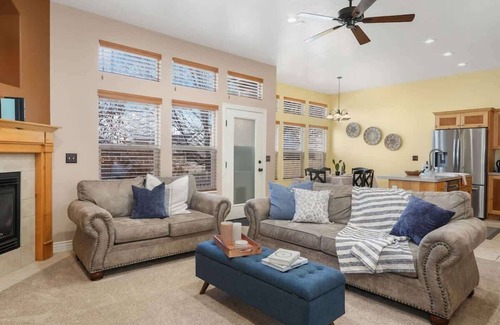 Layton House | Spacious 5BR Retreat with Game Room, PS5 & Garage