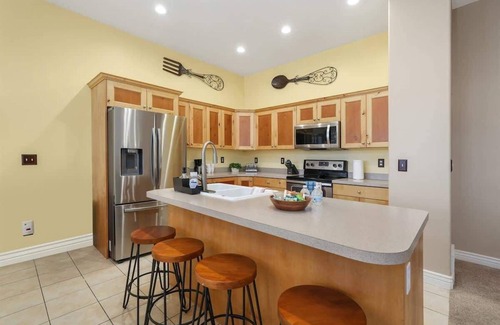 Layton House | Spacious 5BR Retreat with Game Room, PS5 & Garage
