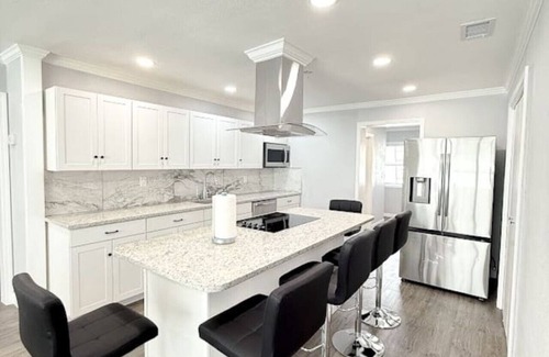 Fort Walton Beach Villa | Spacious 5BR Beach Villa -1 Minute to Beach