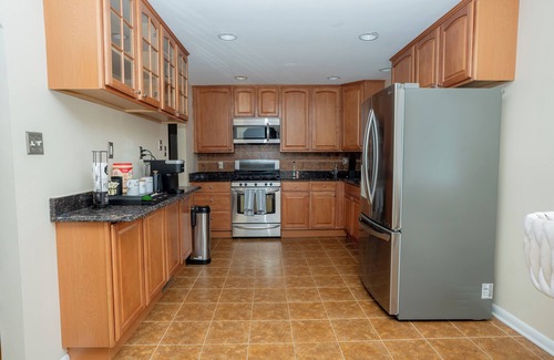 Friendly House | Spacious 5BR w/Private Fenced Backyard Near Nat'l Harbor, MGM & D.C.