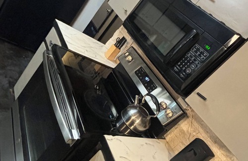 Cedar Rapids House | Spacious 6 bed 5 bedroom house 2.5 Bath close to I380 minutes to Marion. Wi-Fi