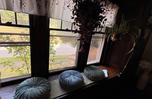 Cuyahoga Falls House | Spacious 6-bedroom sleeps 10 downtown 2 blocks River dog-friendly