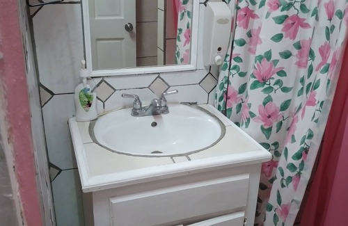 Castries House | Spacious 6-bedroom apartment with AC, WiFi in tranquil Castriesn