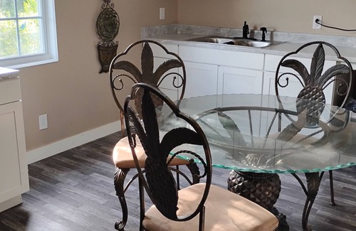 Byron Apartment | Spacious 6-bedroom apartment with WiFi, AC in delightful Byron