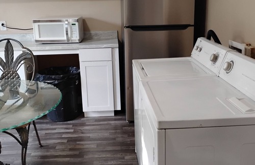 Byron Apartment | Spacious 6-bedroom apartment with WiFi, AC in delightful Byron