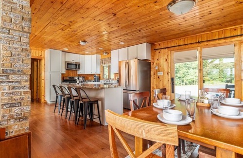 New Market Cabin | Spacious 6-bedroom cabin - Hot Tub - Game Room - Gym - Fire pit - 27 acres