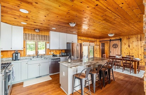 New Market Cabin | Spacious 6-bedroom cabin - Hot Tub - Game Room - Gym - Fire pit - 27 acres