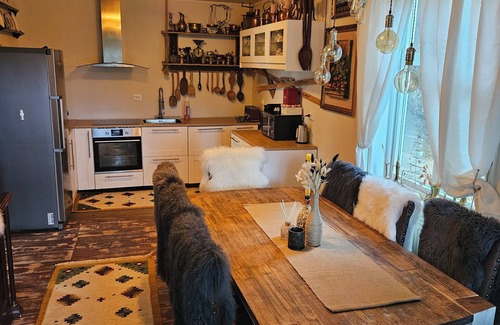 Bucsoaia Ski Chalet | Spacious 6-bedroom chalet in welcoming Vama with WiFi