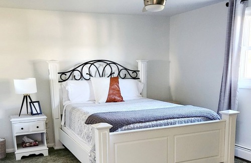 Stouchsburg Other | Spacious 6-bedroom farmhouse in charming Myerstown with AC, WiFi