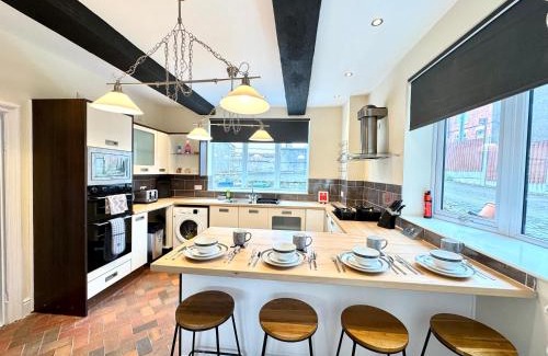 Sutton-in-Ashfield House | Spacious 6 Bedroom Home with Pool Table - Free Driveway Parking - 12 beds and 3 Bathrooms - Rustic Cottage Features